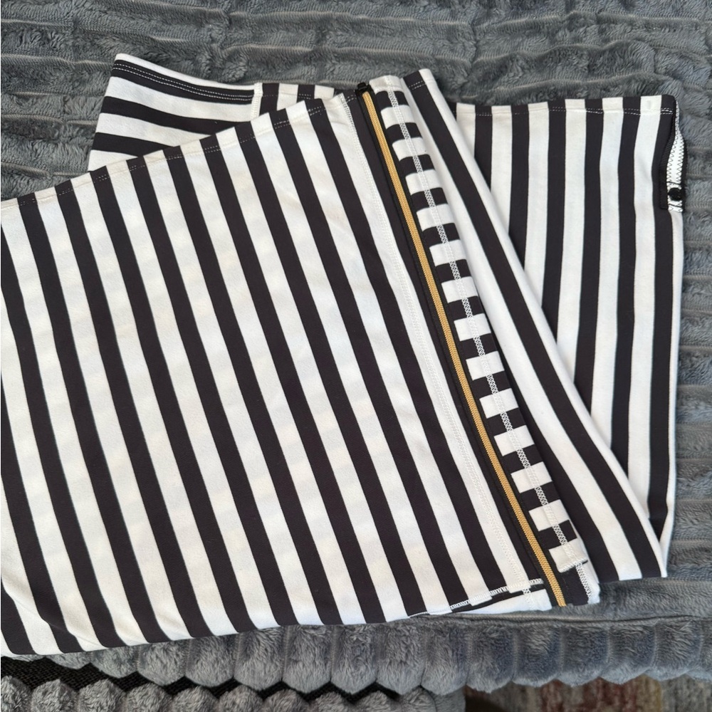 Lululemon Infinity Scarf Wrap Striped Black and White Perfect Condition
